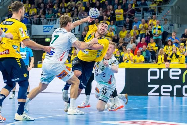 Jannik Kohlbacher 80 Rhein Neckar Löwen and Ymir Gislason 33 FAG fight for the ball Jannik Kohlbacher 80 Rhein Neckar Löwen in a duel with Ymir Gislason 33 FAG Copyright: xSpeedshotx