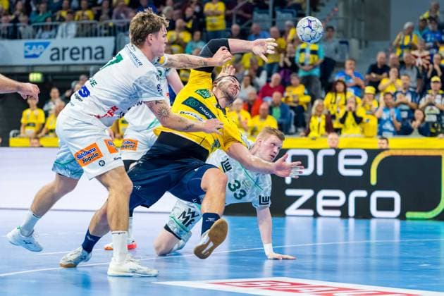 Ymir Gislason 33 FAG fights for the ball against Jannik Kohlbacher 80, Rhein Neckar Löwen A duel for the ball between Ymir Gislason 33 FAG and 45 Copyright: xSpeedshotx