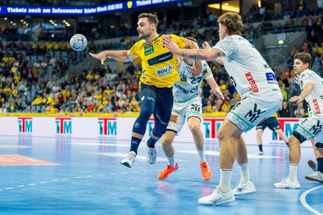 Dani Baijens 77 Rhein Neckar Löwen throws the ball while Velde Rutger Ten 5 FAG and other players defend Dani Baijens 77 Rhein Neckar Löwen throws on goal Copyright: xSpeedshotx