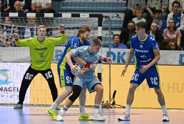 Viggo Kristjansson HC Erlangen 73 vs Tom Kiesler VfL Gummersbach 30 GER, VfL Gummersbach vs HC Erlangen, Handball, Daikin 1 Bundesliga, Matchday 8, Season 2025 2026, Schwalbe Arena Gummersbach, 09 10 2025 GER, VfL Gummersbach vs HC Erlangen, Handball, Daikin 1 Bundesliga, Matchday 8, Season 2025 2026, Schwalbe Arena Gummersbach, 09 10 2025 Gummersbach Copyright: xEibner-Pressefoto JuergenxAugstx EP_JAT