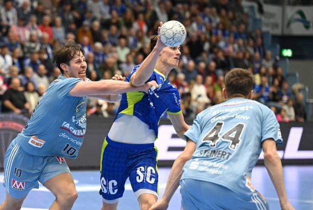 Miro Schluroff VfL Gummersbach 15 against Florian Scheerer HC Erlangen 10 and Christoph Steinert HC Erlangen 44 GER, VfL Gummersbach vs HC Erlangen, Handball, Daikin 1 Bundesliga, Matchday 8, Season 2025 2026, Schwalbe Arena Gummersbach, 09 10 2025 GER, VfL Gummersbach vs HC Erlangen, Handball, Daikin 1 Bundesliga, Matchday 8, Season 2025 2026, Schwalbe Arena Gummersbach, 09 10 2025 Gummersbach Copyright: xEibner-Pressefoto JuergenxAugstx EP_JAT