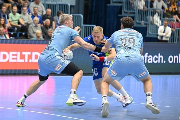 Ellidi Vidarsson VfL Gummersbach 4 vs Marek Nissen HC Erlangen 6 and Tobias Buck HC Erlangen 39 GER, VfL Gummersbach vs HC Erlangen, Handball, Daikin 1 Bundesliga, Matchday 8, Season 2025 2026, Schwalbe Arena Gummersbach, 09 10 2025 GER, VfL Gummersbach vs HC Erlangen, Handball, Daikin 1 Bundesliga, Matchday 8, Season 2025 2026, Schwalbe Arena Gummersbach, 09 10 2025 Gummersbach Copyright: xEibner-Pressefoto JuergenxAugstx EP_JAT