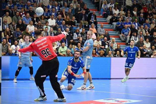 Teitur Einarsson VfL Gummersbach 14 outplays Khalifa Ghedbane HC Erlangen 96 GER, VfL Gummersbach vs HC Erlangen, Handball, Daikin 1 Bundesliga, Matchday 8, Season 2025 2026, Schwalbe Arena Gummersbach, 09 10 2025 GER, VfL Gummersbach vs HC Erlangen, Handball, Daikin 1 Bundesliga, Matchday 8, Season 2025 2026, Schwalbe Arena Gummersbach, 09 10 2025 Gummersbach Copyright: xEibner-Pressefoto JuergenxAugstx EP_JAT