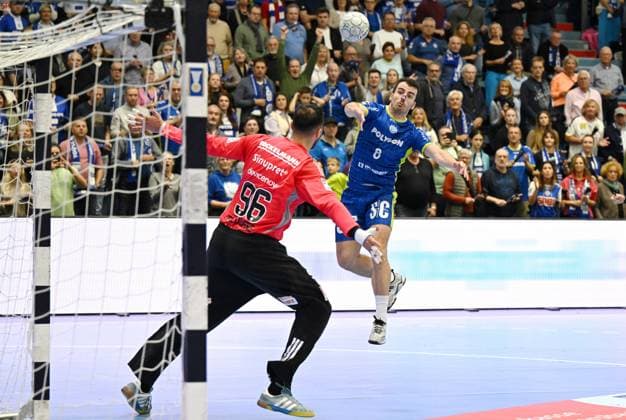 Milos Vujovic VfL Gummersbach 6 outplays Khalifa Ghedbane HC Erlangen 96 GER, VfL Gummersbach vs HC Erlangen, Handball, Daikin 1 Bundesliga, Matchday 8, Season 2025 2026, Schwalbe Arena Gummersbach, 09 10 2025 GER, VfL Gummersbach vs HC Erlangen, Handball, Daikin 1 Bundesliga, Matchday 8, Season 2025 2026, Schwalbe Arena Gummersbach, 09 10 2025 Gummersbach Copyright: xEibner-Pressefoto JuergenxAugstx EP_JAT