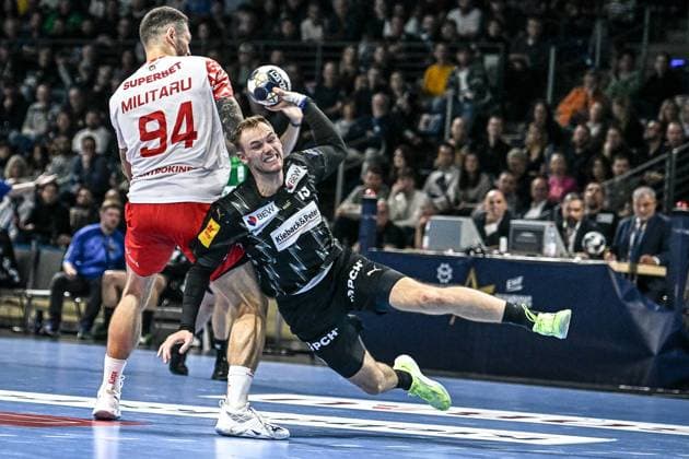 09 09 2025, xlakx, Handball EHF Champions League Fuechse Berlin Dinamo Bucharest v l Robert Militaru Dinamo Bucharest , Mathias Gidsel Fuechse Berlin duel, duel, fight, tackle Berlin Daniel Lakomski