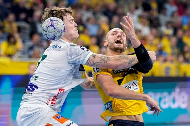 from left Victor Klöve Göppingen, 7 , Lukas Sandell RNL, 11 , duel, duel, tackle, tackling, dynamics, action, action, 09 10 2025, Mannheim Germany , Handball, Bundesliga, Rhein Neckar Löwen Frisch Auf Göppingen xozx