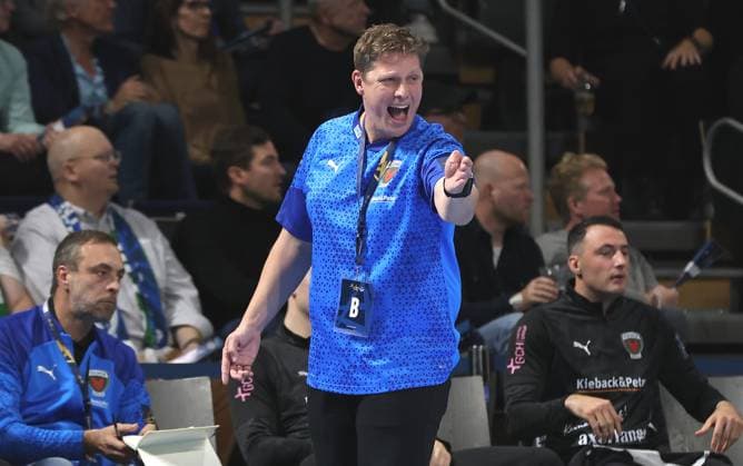 Coach Nicolej Krickau gives instructions Upper body action Sport Handball CL Champions League Champions League Men 4 Matchday Season 2025 2026 09 10 2025 Füchse Berlin vs Dinamo Bucharest in the Max Schmeling Halle