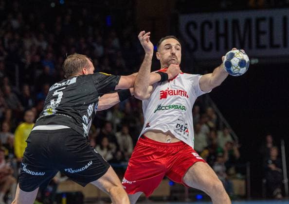 Handball, Men, Season 2025 2026, Champions League Group A, Matchday 4 , Füchse Berlin Dinamo Bucharest, f l Max Darj Füchse Berlin , Tom Pelayo Bucharest , 09 10 2025, Copyright: xSebastianxRäppold MatthiasxKochx