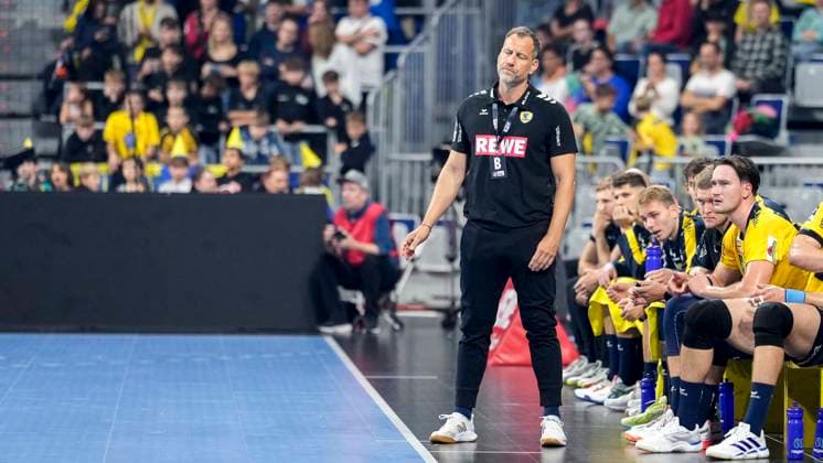 Maik Machulla coach, head coach, RNL , cropped image, full body, single image, single photo, action, action looking disappointed, disappointment, frustration, disappointed, pessimistic, on the sidelines, 09 10 2025, Mannheim Germany , Handball, Bundesliga, Rhein Neckar Löwen Frisch Auf Göppingen xozx