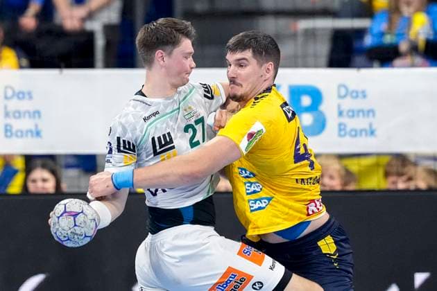 v li Oskar Sunnefeldt Göppingen, 27 , Halil Jaganjac RNL, 45 , duel, duel, tackle, tackling, dynamics, action, action, 09 10 2025, Mannheim Germany , Handball, Bundesliga, Rhein Neckar Löwen Frisch Auf Göppingen xozx