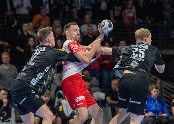 Handball, Men, Season 2025 2026, Champions League Group A, Matchday 4 , Füchse Berlin Dinamo Bucharest, v l Lasse Bredekjaer Andersson Füchse Berlin , Tom Pelayo Bucharest , Matthes Langhoff Füchse Berlin , 09 10 2025, Copyright: xSebastianxRäppold MatthiasxKochx