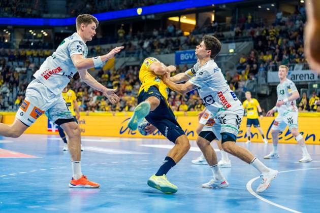 Lukas Sandell 11, Rhein Neckar Löwen fights against Velde Rutger Ten 5 FAG , Oskar Sunnefeldt 27 FAG and Ymir Gislason 33 FAG for the ball duel between Robert Timmermeister 7 Rhein Neckar Löwen and Velde Rutger Ten 5 FAG Copyright: xSpeedshotx