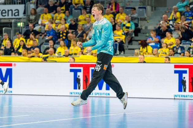 Julian Buchele 1 FAG celebrates after parade in the SAP Arena Julian Buchele 1 FAG celebrates after parade Copyright: xSpeedshotx