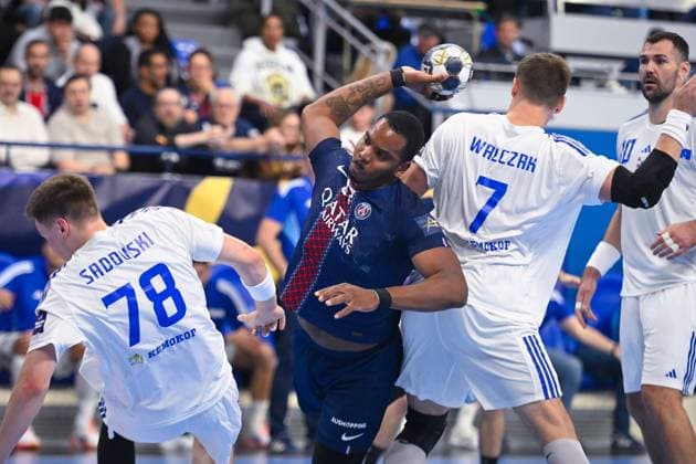 HANDBALL : PSG vs Zagreb - Ligue des Champions - 09 10 2025 Loredon Gautier ( 97 - PSG ) , Walczak Patryk ( 7 - Zagreb ) and Sadouski Stanislau ( 78 - Zagreb ) during the EHF Champins League match between Paris Saint Germain and HC Zagreb at Salle Pierre De Coubertin on October 09, 2025 in Paris, France. ( Photo by Federico Pestellini PSNewz ) - ParisFrance  Copyright: xFedericoxPestellinix