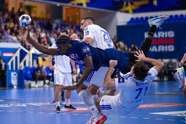 HANDBALL : PSG vs Zagreb - Ligue des Champions - 09 10 2025 PELEKA Wallem ( 47 - PSG ) and Glavas Filip ( 71 - Zageb ) during the EHF Champins League match between Paris Saint Germain and HC Zagreb at Salle Pierre De Coubertin on October 09, 2025 in Paris, France. ( Photo by Federico Pestellini PSNewz ) - ParisFrance  Copyright: xFedericoxPestellinix