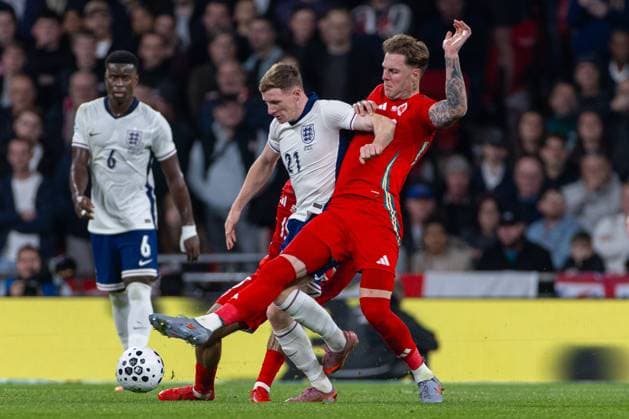 Football - International Friendly, Länderspiel, Nationalmannschaft - England v Wales LONDON, ENGLAND - Thursday, October 9, 2025: Wales Joe Rodon (R) challenges England s Elliot Anderson during an International Friendly match between England and Wales at Wembley Stadium. (Photo by David Rawcliffe Propaganda) LONDON Wembley Stadium GREATER LONDON ENGLAND  Copyright: xDavidxRawcliffex P2025-10-09-England_Wales-45