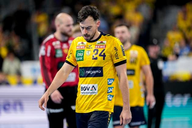 Patrick Groetzki RNL, 24 , Rhein Neckar Löwen player, disappointed about the draw, only draw, disappointment after the final whistle, highlight, point loss, frustration, disappointed, pessimistic, 09 10 2025, Mannheim Germany , Handball, Bundesliga, Rhein Neckar Löwen Frisch Auf Göppingen xozx