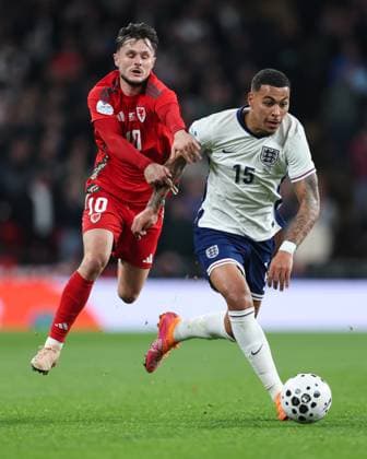 England gegen Wales 09. Oktober 2025, London Internationales Fußballfreundschaftsspiel England gegen Wales Liam Cullen aus Wales und Morgan Rogers aus England Foto Charlotte Wilson Abseits London UK  Copyright: xCharlottexWilsonx xOffsidexOffside