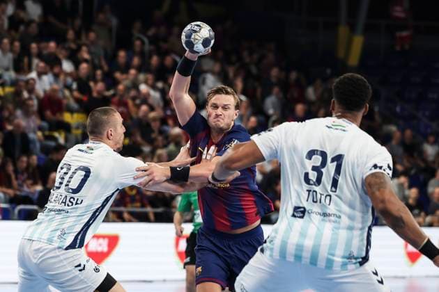 October 9, 2025, Barcelona, Barcelona, SPAIN: Jonathan Carlsbogard of FC Barcelona, Barca in action during the EHF Champions League 2025 26 group phase, handball match played between FC Barcelona and OTP Bank - Pick Szeged at Palau Blaugrana on October 09, 2025 in Barcelona, Spain. Barcelona SPAIN - ZUMAa181 20251009_zaa_a181_424 Copyright: xJavierxBorregox