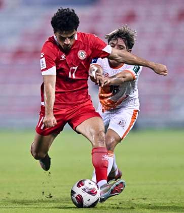 LEBANON v BHUTAN-AFC ASIAN CUP 2027 QUALIFIER THIRD ROUND Husseyn Chakroun (L) of Lebanon and Tshelthrim Namgyel of Bhutan in action during the AFC Asian Cup 2027 Qualifier third round Group B match between Lebanon and Bhutan at Grand Hamad Stadium in Doha, Qatar, on October 9, 2025. DOHA Qatar Copyright: xNOUSHADx