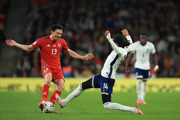 England v Wales Friendly 09 10 2025. England Defender Djed Spence (14) slides into Wales Forwards Kieffer Moore (13) during the Friendly match between England and Wales at Wembley Stadium, London, England on 9 October 2025. London Wembley Stadium Greater London England Editorial use only , Copyright: xChrisxFoxwellx PSI-23006-0024