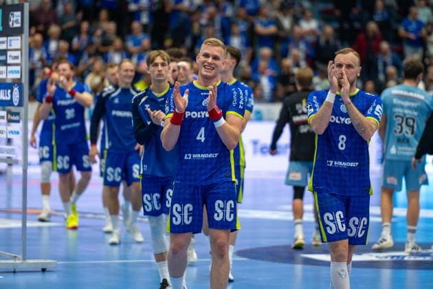 The team celebrates the home win, VfL Gummersbach vs HC Erlangen, Daikin Handball Bundesliga, Men , Matchday 8, 09 10 2025 Gummersbach NRW Germany Copyright: xkolbert-press MartinxWdziecznyx