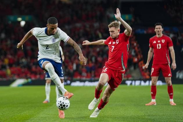 England v Wales, International Ezri Konsa of England under pressure from David Brooks of Wales during the England v Wales Friendly international match, Länderspiel, Nationalmannschaft at Wembley Stadium, London, England, United Kingdom on 9 October 2025 Credit: Dylan Hepworth Every Second Media Editorial use only. All images are copyright Every Second Media Limited. No images may be reproduced without prior permission. Copyright: xIMAGO EveryxSecondxMediax ESM-1620-0054 DylanxHepworthx xEveryxSecondxMediax