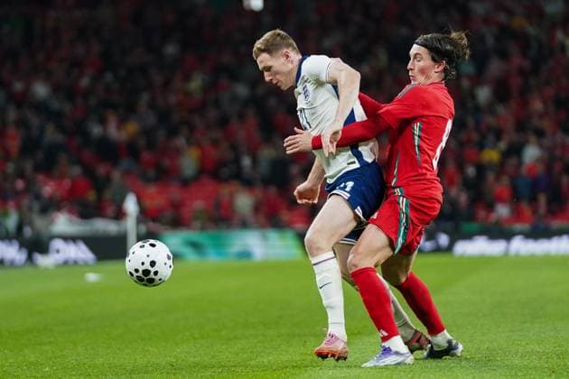 England v Wales, International Elliot Anderson of England under pressure from Harry Wilson of Wales during the England v Wales Friendly international match, Länderspiel, Nationalmannschaft at Wembley Stadium, London, England, United Kingdom on 9 October 2025 Credit: Dylan Hepworth Every Second Media Editorial use only. All images are copyright Every Second Media Limited. No images may be reproduced without prior permission. Copyright: xIMAGO EveryxSecondxMediax ESM-1620-0056 DylanxHepworthx xEveryxSecondxMediax