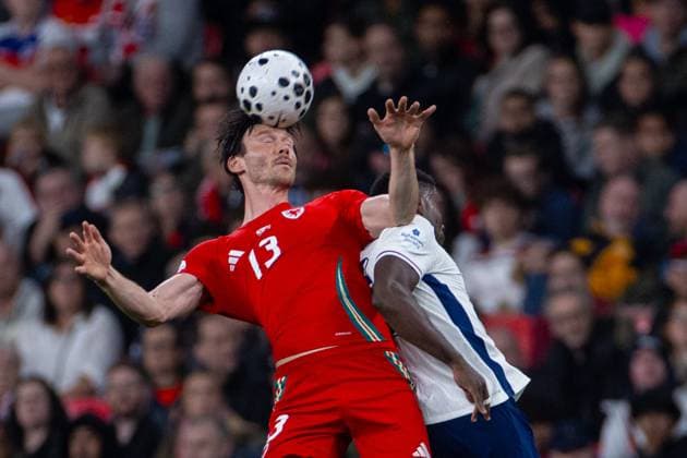 Football - International Friendly, Länderspiel, Nationalmannschaft - England v Wales LONDON, ENGLAND - Thursday, October 9, 2025: Wales Kieffer Moore challenges for a header during an International Friendly match between England and Wales at Wembley Stadium. (Photo by David Rawcliffe Propaganda) LONDON Wembley Stadium GREATER LONDON ENGLAND  Copyright: xDavidxRawcliffex P2025-10-09-England_Wales-77