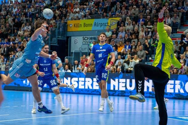 Florian Scheerer, Circle Winger HC Erlangen 10 , Å tÄpan Zeman, Circle Winger, VfL Gummersbach 66 , Bertram Obling, Goalkeeper, VfL Gummersbach 16 , VfL Gummersbach vs HC Erlangen, Daikin Handball Bundesliga, Men , Matchday 8, 09 10 2025 Gummersbach NRW Germany Copyright: xkolbert-press MartinxWdziecznyx