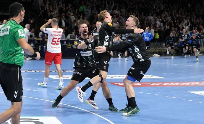 Tobias Schjoelberg Groendahl celebrates after scoring the winning goal to make it 32 31 with Fabian Wiede, Lasse Andersson Joy Emotion Jubilation Sport Handball CL Champions League Champions League Men 4 Matchday Season 2025 2026 09 10 2025 Füchse Berlin vs Dinamo Bucharest in the Max Schmeling Halle