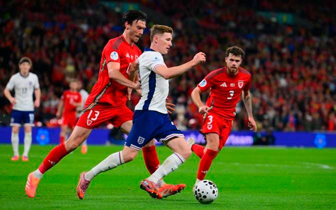 England v Wales, London, UK - 9 Oct 2025 Elliot Anderson of England challenges for the ball with Kieffer Moore of Wales during the AlzheimerÕs Society International Friendly, Länderspiel, Nationalmannschaft match between England and Wales on 9th October 2025 at Wembley Stadium, London London Wembley Stadium London GBR Copyright: xFrankiexOKeeffe PPAUKx PPA-222029