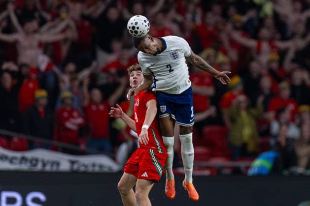 Football - International Friendly, Länderspiel, Nationalmannschaft - England v Wales LONDON, ENGLAND - Thursday, October 9, 2025: Wales Lewis Koumas challenges for a header with England s Ezri Konsa during an International Friendly match between England and Wales at Wembley Stadium. (Photo by David Rawcliffe Propaganda) LONDON Wembley Stadium GREATER LONDON ENGLAND  Copyright: xDavidxRawcliffex P2025-10-09-England_Wales-104