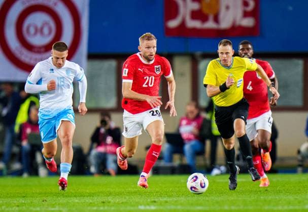SOCCER - FIFA WC quali, AUT vs SMR VIENNA,AUSTRIA,09.OCT.25 - SOCCER - FIFA World Cup, WM, Weltmeisterschaft, Fussball 2026, European Qualifiers, group stage, OEFB international match, Länderspiel, Nationalmannschaft Austria vs San Marino. Image shows Samuele Zannoni (SMR), Konrad Laimer (AUT) and referee Yigal Frid (ISR).  GEPAxpictures xEdgarxEisner