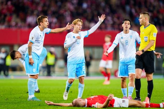 SOCCER - FIFA WC quali, AUT vs SMR VIENNA,AUSTRIA,09.OCT.25 - SOCCER - FIFA World Cup, WM, Weltmeisterschaft, Fussball 2026, European Qualifiers, group stage, OEFB international match, Länderspiel, Nationalmannschaft Austria vs San Marino. Image shows Alessandro Tosi, Lorenzo Lazzari, Lorenzo Capicchioni (SMR) and referee Yigal Frid (ISR).  GEPAxpictures xEdgarxEisner