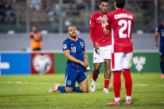ATTARD - (l-r) Donyell Malen of the Netherlands, Yannick Yankam of Malta, and Juan Corbalan of Malta at the National Stadium during the Dutch national team, Nationalteam s 2026 FIFA World Cup, WM, Weltmeisterschaft, Fussball qualifying match against Malta. ANP KOEN VAN WEEL xVIxANPxSportx xxANPxIVx 538800851 originalFilename: 538800851.jpg
