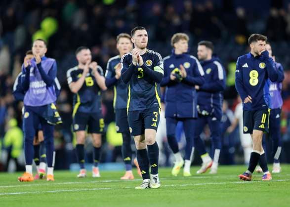 Scotland v Greece 2026 FIFA World Cup, WM, Weltmeisterschaft, Fussball Qualifiers Andy Robertson of Scotland applauds supporters after the final whistle during the 2026 FIFA World Cup Qualifiers Group C match at Hampden Park, Glasgow UK Newspapers OUT Copyright: xFredxPalmerx FIL-22338-0123