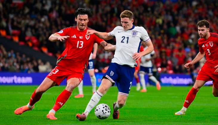 England v Wales, London, UK - 9 Oct 2025 Elliot Anderson of England challenges for the ball with Kieffer Moore of Wales during the AlzheimerÕs Society International Friendly, Länderspiel, Nationalmannschaft match between England and Wales on 9th October 2025 at Wembley Stadium, London London Wembley Stadium London GBR Copyright: xFrankiexOKeeffe PPAUKx PPA-222064