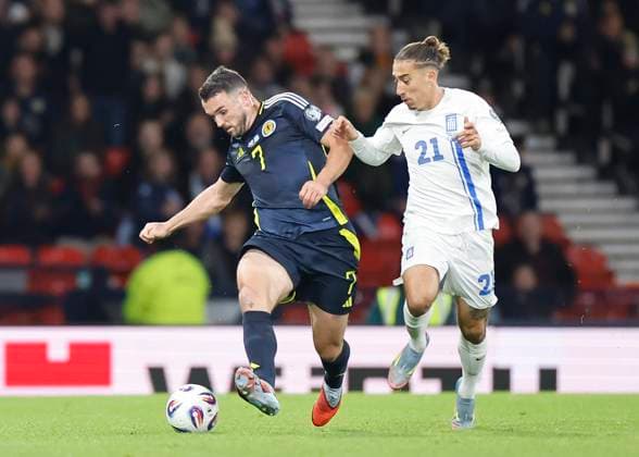 Scotland v Greece 2026 FIFA World Cup, WM, Weltmeisterschaft, Fussball Qualifiers John McGinn of Scotland shields the ball from Kostas Tsimikas of Greece during the 2026 FIFA World Cup Qualifiers Group C match at Hampden Park, Glasgow UK Newspapers OUT Copyright: xFredxPalmerx FIL-22338-0136