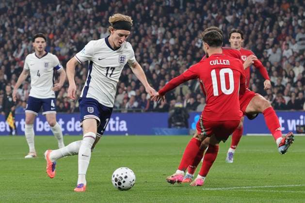 England v Wales International Friendly, Länderspiel, Nationalmannschaft Anthony Gordon of England and Liam Cullen of Wales in action during the International Friendly match at Wembley Stadium, London UK Newspapers OUT Copyright: xPaulxChestertonx FIL-22337-0104