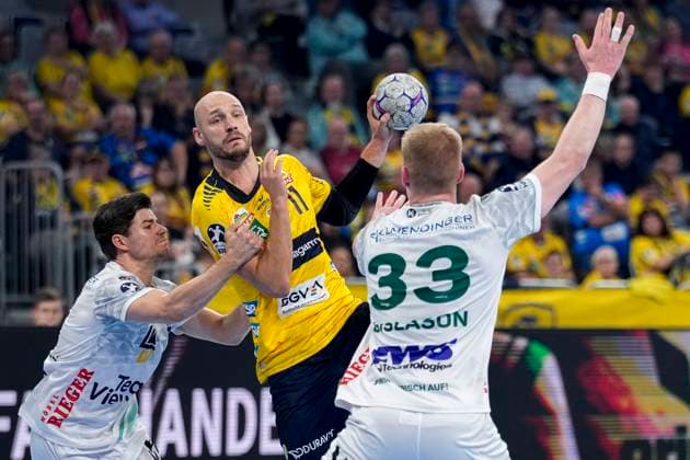 v li Rutger Ten Velde Göppingen, 5 , Lukas Sandell RNL, 11 , Ymir Örn Gislason Göppingen, 33 , duel, duel scene, duel, tackle, tackling, dynamics, action, action, 09 10 2025, Mannheim Germany , Handball, Bundesliga, Rhein Neckar Löwen Frisch Auf Göppingen xozx