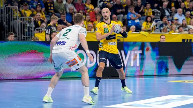 from left Oskar Neudeck Göppingen, 2 , Lukas Sandell RNL, 11 , Action, Action, Game scene, 09 10 2025, Mannheim Germany , Handball, Bundesliga, Rhein Neckar Löwen Frisch Auf Göppingen xozx