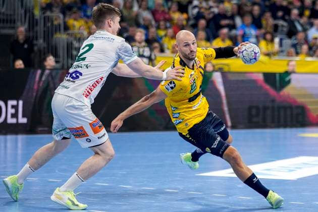 v li Oskar Neudeck Göppingen, 2 , Lukas Sandell RNL, 11 , duel, duel, tackle, tackling, dynamics, action, action, 09 10 2025, Mannheim Germany , Handball, Bundesliga, Rhein Neckar Löwen Frisch Auf Göppingen xozx