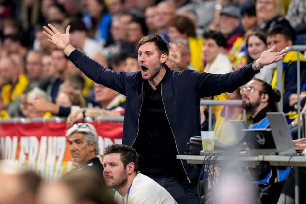 Uwe Gensheimer Sporting Director, RNL , gives instructions, gestures, gesticulates with arms, single image, single photo, action, action, in the audience, in the stands, among the spectators, 09 10 2025, Mannheim Germany , Handball, Bundesliga, Rhein Neckar Löwen Frisch Auf Göppingen xozx