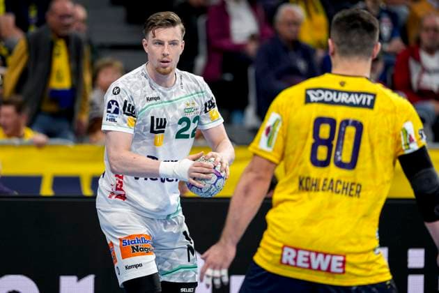 from left Erik Persson Göppingen, 22 , Jannik Kohlbacher RNL, 80 , Action, Action, Game scene, 09 10 2025, Mannheim Germany , Handball, Bundesliga, Rhein Neckar Löwen Frisch Auf Göppingen xozx