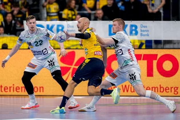 from left Erik Persson Göppingen, 22 , Lukas Sandell RNL, 11 , Ymir Örn Gislason Göppingen, 33 , duel, duel, tackle, tackling, dynamics, action, action, 09 10 2025, Mannheim Germany , Handball, Bundesliga, Rhein Neckar Löwen Frisch Auf Göppingen xozx