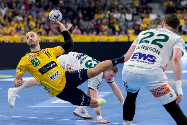 from left Lukas Sandell RNL, 11 , Ymir Örn Gislason Göppingen, 33 , Erik Persson Göppingen, 22 , duel, duel, tackle, tackling, dynamics, action, action, 09 10 2025, Mannheim Germany , Handball, Bundesliga, Rhein Neckar Löwen Frisch Auf Göppingen xozx