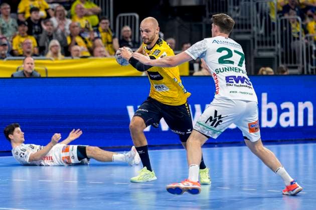 v li Rutger Ten Velde Göppingen, 5 on the ground, Lukas Sandell RNL, 11 , Oskar Sunnefeldt Göppingen, 27 , duel, duel scene, duel, tackle, tackling, dynamics, action, action, 09 10 2025, Mannheim Germany , Handball, Bundesliga, Rhein Neckar Löwen Frisch Auf Göppingen xozx