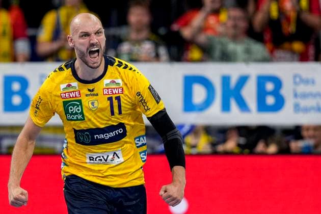 Goalscorer Lukas Sandell RNL, 11 , Rhein Neckar Löwen player, celebrates a goal, cheer, cheer, goal celebration, celebrate the goal, goal, celebration, cheers about the goal, rejoicing, joy, optimistic, positive, game scene, highlight, single picture, single photo, action, action, 09 10 2025, Mannheim Germany , Handball, Bundesliga, Rhein Neckar Löwen Frisch Auf Göppingen xozx