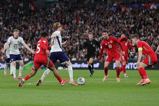 England v Wales International Friendly, Länderspiel, Nationalmannschaft Anthony Gordon of England takes on the Welsh defence during the International Friendly match at Wembley Stadium, London UK Newspapers OUT Copyright: xPaulxChestertonx FIL-22337-0153